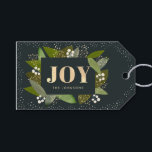 JOY Foliage & Berry Navy Blue Christmas GIft Tag Geschenkanhänger<br><div class="desc">Dieses elegante und schicke Weihnachtsgeschenk-Tag beinhaltet ein Wort "JOY" in Imitaten mit Blattgold / Gewächshäusern,  Weißbeeren und Schnee auf Mitternacht blau / marineblau Hintergrund. Ändern Sie die Hintergrundfarbe und personalisieren Sie sie für Ihre Bedürfnisse. In meinem Geschäft finden Sie passende Produkte.</div>