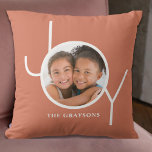 Joy Foto Kissen<br><div class="desc">Dieses stilvolle Weihnachtsfest-Foto Kissen ist mit dem Wort JOY in der modernen weißen Typografie auf Terrakotta-Hintergrund dekoriert und macht einen großartigen Familiengenuss. Einfach mit Ihrem Foto und Namen anpassbar.</div>