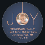 JOY Foto Navy Blue Christmas Return Address Label Runder Aufkleber<br><div class="desc">Feiern Sie die einfachen Freuden der Saison mit diesen maßgeschneiderten Foto Marine blau und Imitate Kupfer rund Rücksendeadressen-Aufkleber / Umschlag Aufkleber. Text auf dieser Vorlage ist leicht anzupassen. (IMAGE PLACEMENT TIP: Eine Möglichkeit, ein Foto genau so zu zentrieren, wie Sie gewollt haben, besteht darin, es einzuschneiden, bevor Sie es auf...</div>