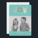 JOY Funny Reindeer Mask Blue Christmas Foto Card Feiertagskarte<br><div class="desc">Diese lustige Weihnachten- und Urlaubsfotokarte enthält das Wort "joy" mit einem Bonbons, einen grünen Kranz mit einem Band und ein Rentier mit roter Nase mit Maske auf türkisblauem, weißem Hintergrund. Die Rückseite ist mit einem türkisblauen Hintergrund mit weißen Schneemuster versehen. Personalisieren Sie es für Ihre Bedürfnisse. In meinem Geschäft finden...</div>