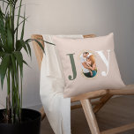 Joy & Liebe Modern Type Geometric Family Foto Rosa Kissen<br><div class="desc">Modernes und stilvolles Weihnachtsthema Freude werfen Kissendesign. Das Design enthält das Wort "JOY" mit dem Buchstaben "O", der mit dem eigenen personalisierten Foto der Familie erstellt wurde. Moderne Imitate goldene geometrische konzentrische Kreis umrahmen das Foto. Auf der Rückseite befindet sich ein modernes geometrisches Rundmuster mit Liebe & Freude in goldenem,...</div>