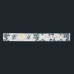 Joy Muschel Christmas Blue White Holly Beach Hütte Satinband<br><div class="desc">Aquarell Sand Dollar mit Vintagen blauen heiligen Blätter, roten Beeren und einem roten Bogen ist das Zentrum des Strandes inspiriert Weihnachtsband ist personalisiert mit Ihrem Familiennamen. Typografie Design "JOY", wird durch Scrollwork rot Kalligraphie Schnörkel hervorgehoben. Das Ganze ist aus weißem Hütte-Holz. Gemalt und grafisch entworfen von Audrey Jeanne Roberts, einem...</div>