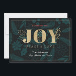 JOY Navy Blue Holiday Floral Pine Christmas Card Feiertagskarte<br><div class="desc">Die schicke und elegante Weihnachtskarte "JOY, PEACE & LIEBE" enthält das Wort "JOY" in den Imitaten Goldfolie und Blumenmuster im Urlaubssaal von Poinsettias , Kiefer-Blätter, heiligen Blätter und Beeren auf tiefblau / Mitternachtsblau. Die Rückseite ist mit tiefblauem marineblau-Hintergrund mit Blumenmotiven ausgestattet. Personalisieren Sie es für Ihre Bedürfnisse. In meinem Geschäft...</div>