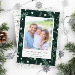 Joy Peace Liebe Watercolor Winter Grüne Foto Feiertagskarte<br><div class="desc">Moderne und einfache Weihnachten | Holiday Foto Karte auf einem grünen und weißen Wintergarten Hintergrund. Für eine erweiterte Anpassung dieses Designs klicken Sie bitte auf die SCHALTFLÄCHE BLUE DESIGN TOOL,  um Schriftart,  Größe und Farbe zu ändern.</div>