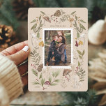 Joy Peace Liebe Watercolor Woodsy Mushrooms Foto Feiertagskarte<br><div class="desc">Genießen Sie die Launen der Saison mit unserer bezaubernden Waldwald-Pilz-Foto-Urlaubskarte! Es ist der perfekte Weg, Ihren Lieben in dieser Ferienzeit ein wenig künstlerische Magie zu senden. Unser skurriles und charmantes Design beherbergt unsere handbemalten Aquarellpilze, Wintergrün und Beeren. Freuen Sie sich auf die Schönheit der Natur mit unserer einzigartigen Aquarellkarte. Originelle...</div>