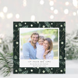 Joy Peace Liebe Winter Greenery Foto Square Feiertagskarte<br><div class="desc">Moderne und einfache Weihnachten | Holiday Foto Karte auf einem grünen und weißen Wintergarten Hintergrund. Für eine erweiterte Anpassung dieses Designs klicken Sie bitte auf die SCHALTFLÄCHE BLUE DESIGN TOOL,  um Schriftart,  Größe und Farbe zu ändern.</div>