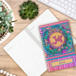 Joy Personalisiert Name Hübsch Rosa Blumenstreifen Planer<br><div class="desc">Hübscher floraler Pink Stripe JoyPlanner - Dieser lustige, inspirierende Girlie-Planer ist perfekt für jeden, der will, mit den täglichen Aktivitäten, Treffen etc. des Lebens bleibe. Eine tolle Geschenkidee für jeden, der an der Herausforderung des einen Wortes teilnimmt. Personalisieren Sie mit Ihrem Namen auf der Vorderseite. Für eine tägliche Dosis von...</div>