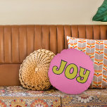 Joy Pink und Lime Green Retro Weihnachten Rundes Kissen<br><div class="desc">Fügen Sie Ihrem Zuhause mit diesem Kopfkissen im Retro-Stil einen Feiertagssjubeln hinzu. Das runde Kissen hat das Wort "JOY" in kalkgrüner Schrift vor einem rosa Hintergrund mit einem geometrisch abgestimmten Ausdruck auf der Rückseite.</div>