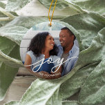 Joy Script | FOTO Keramikornament<br><div class="desc">Das schlichte und elegante Urlaubssornament besticht durch ein Foto auf beiden Seiten mit "joy" überlagerter Schrift. Personalisiert mit dem Jahr oder Ihrem Familiennamen unten.</div>