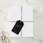 Joy! Simple Gold Script Black Christmas Foto Geschenkanhänger<br><div class="desc">Diese eleganten Geschenketiketten sind der perfekte Weg, Weihnachtsjubeln zu schenken. Sie zeichnen sich durch ein minimales Design mit schwarzem Hintergrund aus, und das Wort "Joy!", geschrieben in goldenen Imitaten, Glitzer-Schrift. Die Beschriftung lautet "Happy Ferien" mit Platz für Ihren Namen, das Jahr und Ihr Bild oder Foto auf der Rückseite. Ideal,...</div>