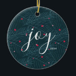 Joy Spruce Foliage mit Berries Custom Christmas Keramik Ornament<br><div class="desc">Das Wort Freude ist in einem schönen,  modernen Drehbuch überlagert auf einem originalen Fichtenwald mit Beeren-Illustration. In Blues,  Grüntöne und Rot. Stellen Sie das Jahr ein. Macht einen wunderbaren Urlaub oder Weihnachten Geschenk.</div>