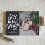 Joy to the World Lettering Chalkboard Foto Feiertagskarte<br><div class="desc">Freude an der Welt,  der Herr ist gekommen! Individuell anpassbare Weihnachtsfotokarte mit Handschrift,  Glitzern und Blattwerk mit Imitat Chalkboard Hintergrund. Personalisieren Sie diese durch Hinzufügen von Namen,  Fotos,  Adressen und Nachrichten. Senden Sie Weihnachtswünsche und Grüße an Familie und Freunde mit dieser rustikalen Chalkboard Weihnachtsflachkarte.</div>