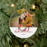 JOY Watercolor Christmas Wreath Foto Keramik Ornament<br><div class="desc">Der fröhliche Weihnachtsschmuck zeigt das Wort JOY und den Kranz als "O". Fügen Sie Ihr Lieblings-Foto,  Familienname und das Jahr hinzu.</div>