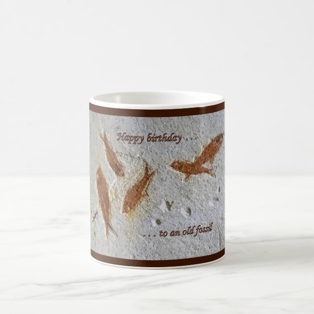 Joyeux anniversaire dans une vieille tasse fossile (Centre)