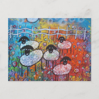 Joyeux mouton dans la carte postale des fleurs