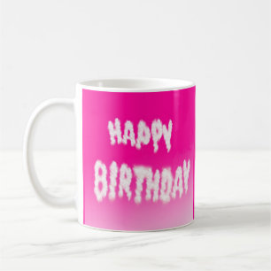 Joyeux nuages d'anniversaire sur tasse de café ros