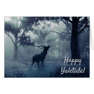 Joyeux Stag d'hiver de Yuletide dans une forêt