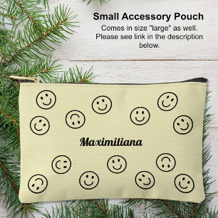 Joyeux visages noirs sur le petit sac d'accessoire