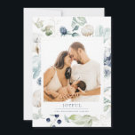 Joyful Arctic Winter Botanisches Foto Blau Feiertagskarte<br><div class="desc">Joyful Arctic Winter botanische,  Multi-Foto Ferienkarte. Kartenausstattung,  elegante Aquarellrahmen aus Winterbeeren,  Baumwolle,  Blätter und Siegel mit farblich abgestimmtem Hintergrund und Text. Single Foto vorne und zwei Fotos hinten.</div>