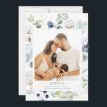 Joyful arktic Winter Botanisches Foto Grün Feiertagskarte<br><div class="desc">Joyful Arctic Winter botanische,  Multi-Foto Ferienkarte. Kartenausstattung,  elegante Aquarellrahmen aus Winterbeeren,  Baumwolle,  Blätter und Siegel mit der Koordination von grünem Farbrücken und Text. Single Foto vorne und zwei Fotos hinten.</div>