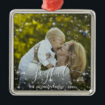 Joyful Christmas Fun Glitzern Holiday Foto Ornament Aus Metall<br><div class="desc">Dieser wunderschöne Weihnachtsschmuck zeichnet sich durch ein lustiges Design aus, mit Glitzern oder Sternen, die auf Ihrem Foto überzogen sind. Die Beschriftung lautet Joyful, und es gibt Platz für Ihren Namen und das Datum. Einfach, elegant, skurril und stilvoll, ist dies eine großartige Möglichkeit, um Feiertagssjubiläum zu schicken oder als Familiengepäck...</div>