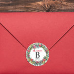 Joyful Christmas Watercolor Kraut Name Monogram Runder Aufkleber<br><div class="desc">Dieser klassische Aufkleber hat einen fröhlichen,  rot-grünen Weihnachtskranz mit einem modernen,  anpassbaren Anfangskorb | Monogramm und Name. Ideal,  um ein Geschenk auf eine delikate,  elegante und nachdenkliche Art und Weise zu dekorieren.</div>