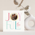 JOYFUL FAMILY FOTO Moderne, elegante Ikone bunt Feiertagskarte<br><div class="desc">von kat massard >>> WWW.SIMPLYSWEETPAPERIE.COM << Ein elegantes Kartendesign mit dem Zitat "JOYFUL",  kombiniert eleganten Schrifttyp mit Serifentypografie und schlichter Hintergrundfarbe,  sodass Sie eine persönliche Nachricht handschreiben können. Mit trendigem,  quadratischem Foto vorne für Ihr liebstes Foto!</div>