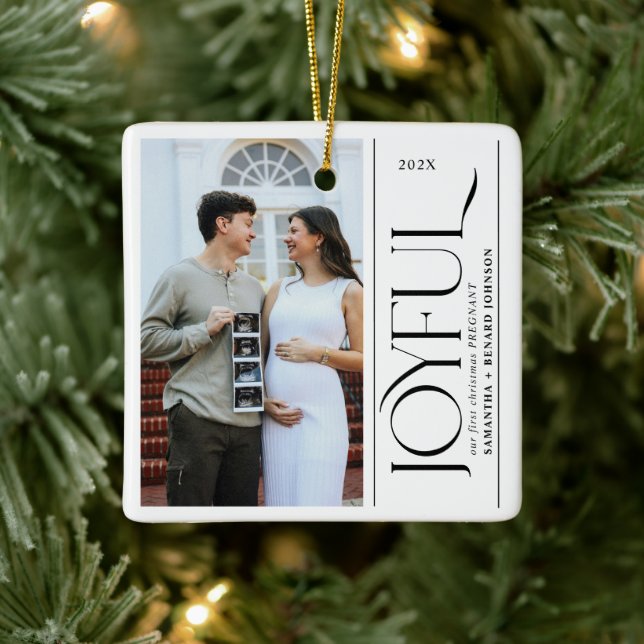 Joyful First Christmas Pregnant Photo Couple Keramikornament (Baum)