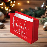 Joyful Geschenk Chic Skript Rustic Chic Red Weihna Große Geschenktüte<br><div class="desc">Joyful Geschenk Chic Script Personalisiert Name Rustic Chic Red Weihnachten Große Geschenktasche. Klicken Sie auf diese Vorlage, um sie mit dem Familiennamen oder einem beliebigen Namen schnell und einfach anzupassen. Freuen Sie sich auf die frisch gezapfte Weihnachtsnachtsnacht in der rustikalen Chic Red Christmas Große Tasche, die Teil der Joyful Red...</div>