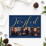Joyful Modern Blue and Gold Script Foto Collage Folien Feiertagskarte<br><div class="desc">Diese schicke Weihnachtskarte bietet ein einzigartiges Layout und ein minimalistisches Design mit 3 Fotos Vorder- und modernen Schriftzeichen-Typografie in echter Goldfolie mit marineblau Hintergrundfarbe. Personalisieren Sie den einfachen Nachnamen oder die Unterschrift der Familie und das Jahr, und wählen Sie eine zusätzliche Nachricht auf der Kartenrückseite. Auf der Rückseite ist ein...</div>