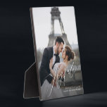 Joyful Script Tabletop Easel Foto Fotoplatte<br><div class="desc">Tabletop-Plakette mit eingebautem Aasel zeigt Ihr Lieblings-Foto mit JOYFUL in einem schönen Drehbuch und Ihre Details in schicken Schriften. ÄNDERN Sie den Text auf irgendetwas! Gut als Geschenk oder um Ihr Lieblings-Foto in Ihrer eigenen Zuhause zu zeigen. Ihre Bildfarben werden direkt auf das Hardboard-Panel gesetzt, um ein atemberaubend knuspriges Bild...</div>