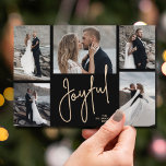JOYFUL Weihnachts-Foto Feiertagskarte<br><div class="desc">Weihnachtskarten mit mehreren Fotos sind mit Ihren Namen und dem Wort "Joyful" in schicker Schrift auf schwarzem Hintergrund versehen. Laden Sie einfach Ihre Lieblings-Fotos hoch und fügen Sie Ihre Personalisierung auf der Rückseite hinzu. Wählen Sie High Definition für beste Foto-Qualität. Der Live Design Service hilft Ihnen bei der Gestaltung Ihrer...</div>
