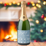 Joyful Wish Slate Blue Christmas Trees Custom<br><div class="desc">Mit diesem hübschen,  modernen Weihnachtsgeschenk-Schaumwein-Label bringen Sie Ihren Freunden und der Familie in dieser Urlaubssaison fröhliche Wünsche ein. Einfache,  kursiv weiße Schrift über einen schönen,  schieferblauen Hintergrund. Ein elegantes,  modernes Urlaubsgeschenk mit einem schönen weißen Weihnachtsbaummuster auf der Rückseite.</div>