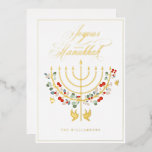 Joyous Hanukkah Festive Menorah Candle Foto Folien Feiertagskarte<br><div class="desc">Freuen Sie sich auf eine schöne, individuell gestaltbare Fotokarte. Senden Sie Ihre Hanukkah-Wünsche an Ihre Familie und Freunde. Unser Design zeigt unsere wunderschöne handgezeichnet Menorah-Kerze in Imitaten Rose Gold mit schönen festlichen Blumen und Blätter dekoriert. Tauben sind auch in dieses wunderschöne Hanukkah-inspirierte Design integriert. "Joyous Hanukkah" ist in einem schönen...</div>