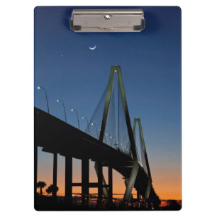 Jr.-Brücke Arthur-Ravenel an der Dämmerung Klemmbrett