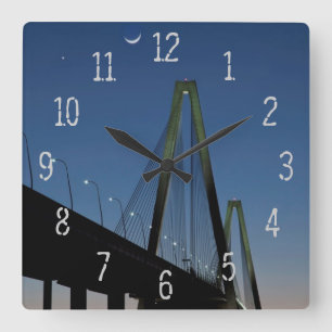 Jr.-Brücke Arthur-Ravenel an der Dämmerung Quadratische Wanduhr