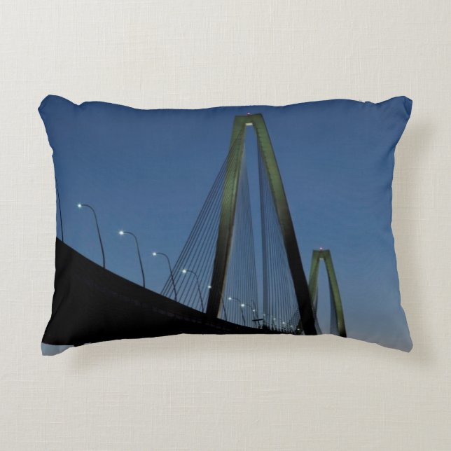 Jr.-Brücke Arthur-Ravenel an der Dämmerung Zierkissen (Vorderseite)