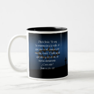 Juan-11:25 - 26 Taza Betrug-Rückseite Biblico Zweifarbige Tasse