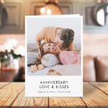 Jubiläum | Foto Liebe Kisses Stylish Karte<br><div class="desc">Einfache, stilvolle Kundenkarte Jubiläumskarte mit moderner minimalistischer Typografie und einem schlichten weißen Rahmen. Das Foto und der Text können leicht für ein so einzigartiges Design wie Ihr Liebster personalisiert werden! Das abgebildete Bild dient nur zur Veranschaulichung, um durch Ihr eigenes Foto ersetzt zu werden. Das Bild der Platzhalter ist von...</div>