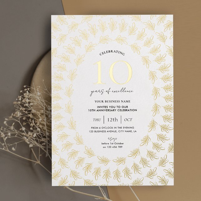 Jubiläumsfeier Elegantes Ambiente Folieneinladung (Elegant white & gold business anniversary party invitation with greenery frame printed in real foil)