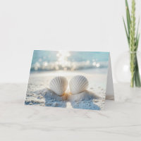 Jubiläumsweiße Muscheln in Sand