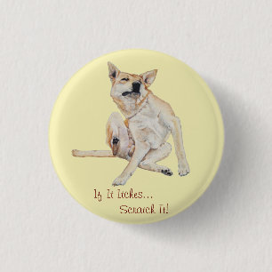 juckender Hund kratzt mit lustigem Slogan Button