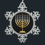 Jüdische Chanukah menorah Schneeflocke Schneeflocken Zinn-Ornament<br><div class="desc">Jüdischer Menorahkerzenhalter mit Kerzen auf schwarzem Hintergrund.</div>
