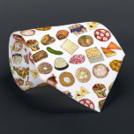Jüdische Küche Feiertag Abendessen Fossilien Print Krawatte<br><div class="desc">Das Design zeigt eine originelle Abbildung einer Auswahl an beliebten Gerichten in jüdischer Küche, darunter: Babka, Bagel mit Sahnekäse und -lox, Rugelach, Blaubeeren-Blintzes, Hamantash, reuben Sandwich, Koscher-Dill-Pickle, Matzah, Spinatknish, Shakshuka, alles Bagel, Kokosmakaroon, israelischer Salat, Kugel, Kugel, Kugel ourekas, Rinderbrust, Latex mit saurer Creme, Matzo-Ball-Suppe, Sufganiyah und ein Laib mit herausforderndem...</div>