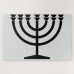 Jüdische Menorah (Symbol des Judentums)<br><div class="desc">Dieses Design zeigt eine Menorah, die von jüdischen Leuten benutzt wird, um den achttägigen Urlaub von Hanukkah zu feiern. Die Menorah ist ein neunverzweigtes Kronleuchter, das während Hanukkah angezündet wird. Acht der neun Zweige verfügen über Lampen (Kerzen oder Öllampen), die die acht Nächte des Urlaubs symbolisieren; an jeder Nacht wird...</div>