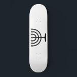 Jüdische Menorah (Symbol des Judentums) Skateboard<br><div class="desc">Dieses Design zeigt eine Menorah, die von jüdischen Leuten benutzt wird, um den achttägigen Urlaub von Hanukkah zu feiern. Die Menorah ist ein neunverzweigtes Kronleuchter, das während Hanukkah angezündet wird. Acht der neun Zweige verfügen über Lampen (Kerzen oder Öllampen), die die acht Nächte des Urlaubs symbolisieren; an jeder Nacht wird...</div>