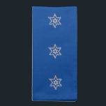 Jüdische Sterne auf blauem Hintergrund Tuch Napkin Serviette<br><div class="desc">Judaika für den Shabbat- oder Feiertagstisch. Die Servietten sind elegant und gepflegt. Sie können gewaschen und wiederverwendet werden, um die Probleme der Deponie oder Verbrennung, die unsere Umwelt derzeit plagen, nicht zu verschärfen. Diese sind tiefblau mit einem Blumenmogenfeld (jüdische Sterne), in einer Ecke von einem Set von nur drei Sternen...</div>