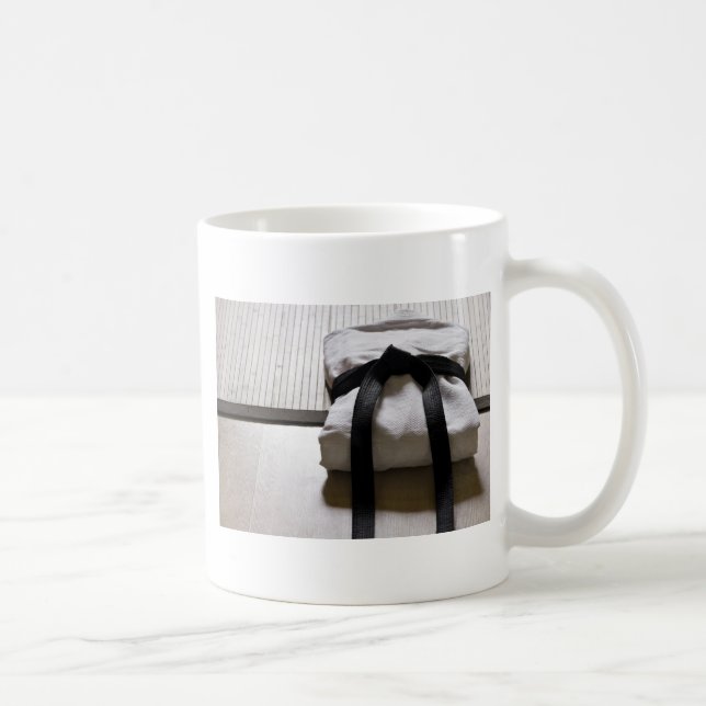 Judo Gi auf Tatami mat Kaffeetasse (Rechts)