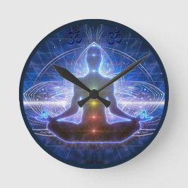 JUGENDITÄT IN DER LOTUS-POSITION CHAKRA II RUNDE WANDUHR