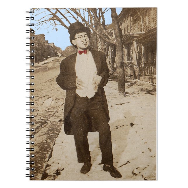 Jugendlicher aus den 1920er Jahren mit klassischem Notizblock (Vorderseite)
